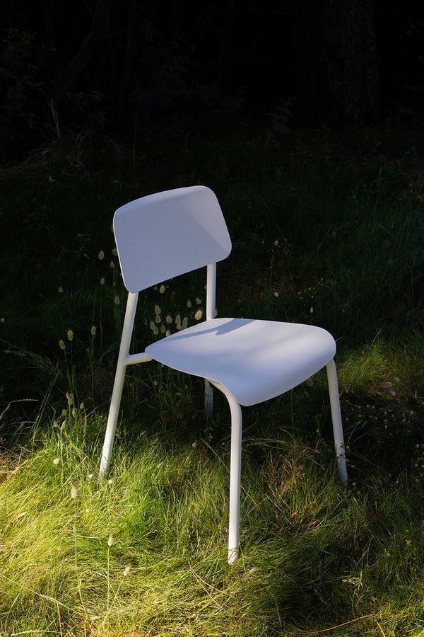 White lightweight aluminum chair with curved seat for comfort. 